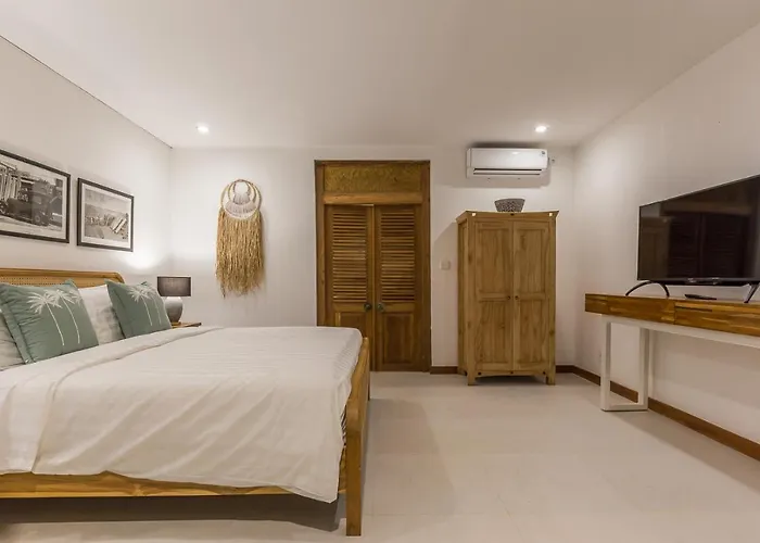 Сasa de vacaciones 5 Bedrooms 400m Berawa 12m Pool ! Canggu