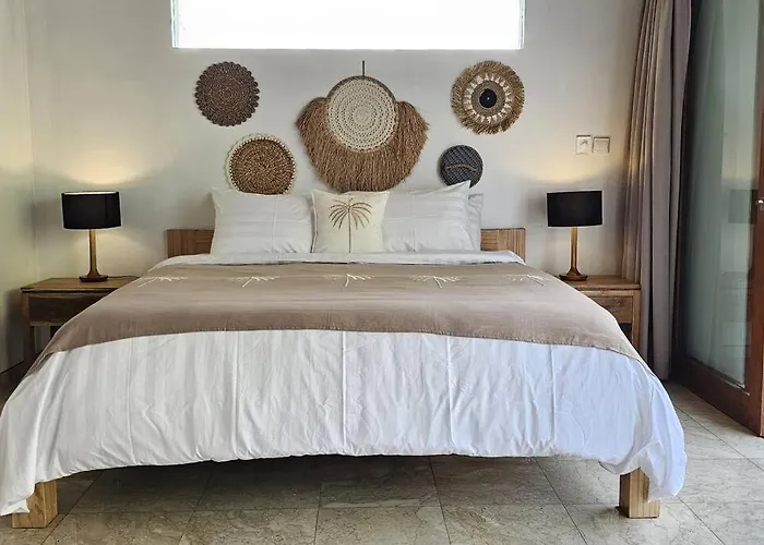 Сasa de vacaciones 5 Bedrooms 400m Berawa 12m Pool ! Canggu