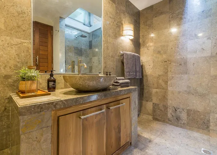 5 Bedrooms 400m Berawa 12m Pool ! Сasa de vacaciones Canggu