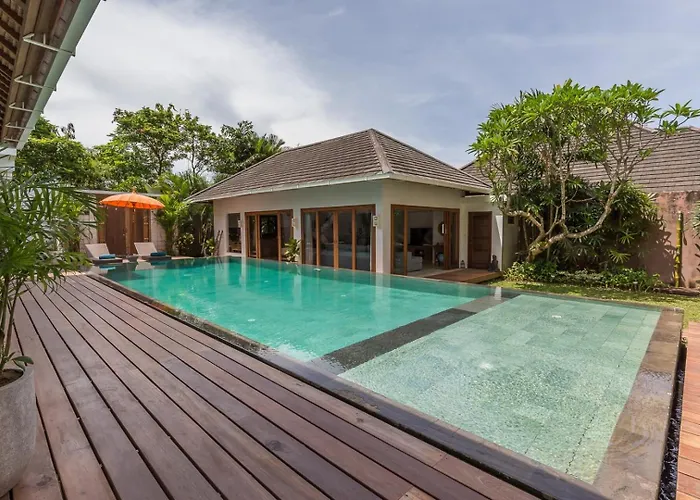 度假居 5 Bedrooms 400m Berawa 12m Pool !