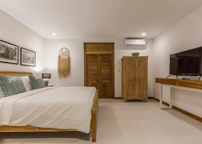 5 Bedrooms 400m Berawa 12m Pool ! 度假居 *