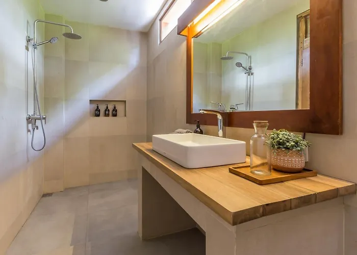 5 Bedrooms 400m Berawa 12m Pool ! 度假居 *